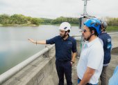 El prefecto Carlos Encalada recorrió el embalse Daule-Peripa junto a autoridades de CELEC EP.