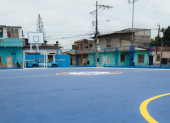 La cancha del Guasmo Norte fue renovada por el Chelsea como parte de su proyecto para impulsar el deporte comunitario en Guayaquil.