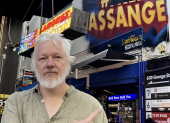 Mensaje de apoyo a Assange en espacios públicos, tras su reaparición en X