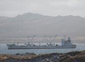 Fotografía que muestra un barco en la Bahía Yorke en las Islas Malvinas.