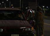 Los toques de queda buscan contener la violencia durante determinadas horas, pero especialistas advierten sobre el desplazamiento del crimen hacia otros horarios y territorios.