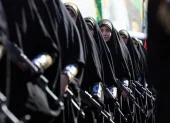 Mujeres militares iraníes de la fuerza paramilitar Basij, perteneciente al Cuerpo de la Guardia Revolucionaria Islámica, participan en un acto militar.