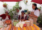 Ligia, Rosalía y Bella Criollo (de izquierda a derecha), en el Mercadito Agroecológico, en San Antonio de Pichicha.