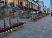 Las vallas no se retiraron del todo. Ahora se alternan con las nuevas jardineras.