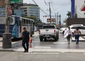 Irrespeto. Hay conductores que invaden el espacio peatonal en la zona.