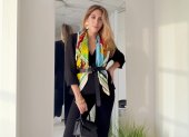 Sobre el torso, el pañuelo se convierte en el protagonista del look.