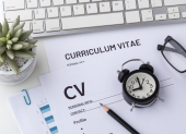 El Currículo Nacional por Competencias busca fortalecer el aprendizaje de niños y adolescentes mediante conocimientos, habilidades, valores y herramientas para la vida cotidiana.