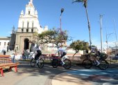 Los ciclistas del Wielerploeg Groot Amsterdam recorren una de las plazas por donde pasó la Vuelta al Ecuador.