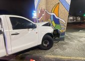 La camioneta se impactó contra la base de un paso a desnivel ubicado en la avenida Carlos Julio Arosemena, en el oeste de Guayaquil.