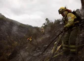 Las condiciones del terreno y los fuertes cambios en la dirección del viento complican el trabajo de los equipos de emergencia en el Casitagua.