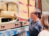 El ministro Juan Carlos Aaveiga y la secretaria Carolina Lozano acompañaron la entrega de medicinas a la bodega central del Ministerio de Salud en Guayas.