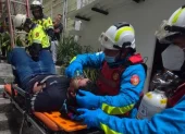 El trabajador fue rescatado por personal del Cuerpo de Bomberos de Guayaquil tras recibir una descarga eléctrica mientras realizaba labores de mantenimiento en Sauces 9.