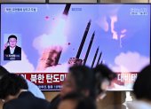 En Seúl, personas se sientan cerca de una pantalla de televisión que emite un noticiero con imágenes de archivo de una prueba de misiles de Corea del Norte, este domingo 20 de septiembre.