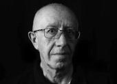 Iván Carvajal, poeta y pensador ecuatoriano, desarrolló una obra marcada por la reflexión sobre la existencia, el tiempo, la muerte y la condición humana.