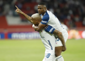 Deyverson (i.) celebra su gol con Liga de Quito ante Universidad Católica.