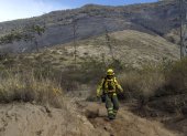 El cerro Casitagua permanece afectado por un incendio forestal que ha consumido cerca de 300 hectáreas de vegetación en Quito.