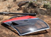 Una de las puertas del helicóptero accidentado en el monte Ololokwe con siete tripulantes.