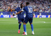 Kylian Mbappé y Ousmane Dembélé celebrando un gol en la selección de Francia.