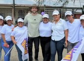 Imagen del candidato Niels Olsen, en una actividad proselitista de la candidata Ninoska Calderón.