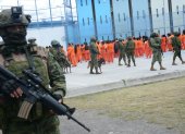 Militares custodian los centros penitenciarios de Ecuador como parte de las operaciones de seguridad y control de las cárceles.