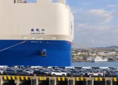 La descarga se ejecutó bajo la modalidad ro-ro (roll-on/roll-off), en la que los automóviles ingresan y salen de la nave mediante rampas.