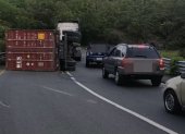 Un cabezal que transportaba un contenedor se volcó en la conexión entre la Vía Perimetral y la avenida Francisco de Orellana, en sentido norte.