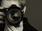 Los álbumes familiares y las fotografías impresas fueron durante décadas una forma de conservar recuerdos que hoy permanecen principalmente en dispositivos y redes sociales.