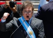 La economía argentina enfrenta un escenario de cierre de empresas y pérdida de empleos, mientras organismos internacionales mantienen proyecciones de crecimiento para el país.