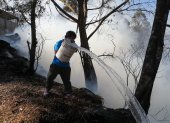 Ciudadanos utilizaron agua de sus viviendas para apoyar a los bomberos en las labores de control de los incendios forestales.
