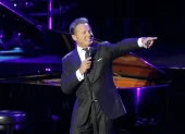Luis Miguel confirmó que regresará a los escenarios con una nueva gira en 2027, una noticia que rápidamente generó expectativa entre sus seguidores.