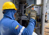 Técnicos trabajan en el restablecimiento de la energía.