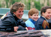 Diana de Gales junto a sus hijos Harry y Guillermo.