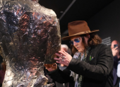 Johnny Depp en Estambul, junto a su escultura ‘The Bunnyman’, inspirada en un dibujo de su hijo Jack.