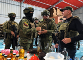 Botellas llenas y vacías de licor fueron encontradas durante el operativo que permitió localizar una fábrica clandestina en Llano Grande, norte de Quito.