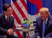 El presidente surcoreano Lee Jae Myung (i) conversa con el presidente de EE.UU. Donald Trump durante una reunión en Nueva York, el 22 de septiembre de 2026.