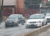 En la avenida Benjamín Carrión, en el norte de Guayaquil, se registró acumulación de agua tras la intensa lluvia la mañana de este miércoles 23 de septiembre.