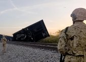 Ejército de Colombia prestando seguridad junto a un tren descarrilado este miércoles, en zona rural de Uribia (Colombia).