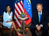 La presidenta interina de Venezuela, Delcy Rodríguez (i), posa junto al presidente de Estados Unidos, Donald Trump, en Nueva York (Estados Unidos).