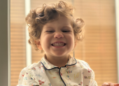 Thiago recibe acompañamiento constante de su familia, que continúa gestionando opciones para enfrentar la condición neurológica que afecta su salud.