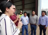 Los técnicos de Celec: Nelson Castro, Celso Sánchez y Paúl Flores junto con John Manning, CEO de Progen, y Karla Saud, en las inspecciones de equipos.