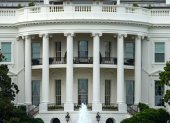 En Washington, la Casa Blanca retiró las credenciales a CNN, MS NOW y Politico, y ABC, CBS, NBC y la propia Fox suspendieron la cobertura conjunta del presidente.