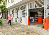 La reja fue instalada hace unas dos semanas en los soportales de un inmueble ubicado en las calles Esmeraldas y El Oro.