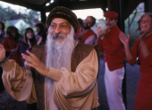 Wild Wild Country reconstruye la historia de Osho y la comunidad que creó en Oregón.