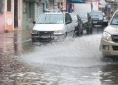Lluvias afectaron 17 zonas de Guayaquil el miércoles; vías inundadas dejaron carros varados.