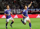 Kuryu Matsuki (d) celebró uno de los tantos con los que Japón venció a Uruguay.