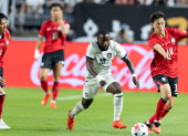 John Yeboah (C), de Ecuador, disputa el balón ante Lee Jae-sung (R), de Corea del Sur, en el amistoso disputado en Suwon, el 24 de septiembre de 2026.
