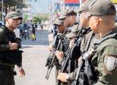 Agentes de la Policía de Colombia fueron captados este 23 de septiembre al custodiar un de las calles de Santa Marta.