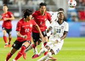 Nilson Angulo disputa el balón ante un jugador de Corea del Sur durante el partido amistoso.