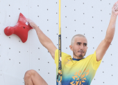 Carlos Granja celebra la medalla de oro que consiguió en escalada deportiva durante los Juegos Suramericanos Santa Fe 2026.