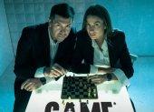 Joselyn Gallardo y Santiago Carpio protagonizan ‘Game’, una sátira que aborda las negociaciones y juegos de poder detrás de la política.